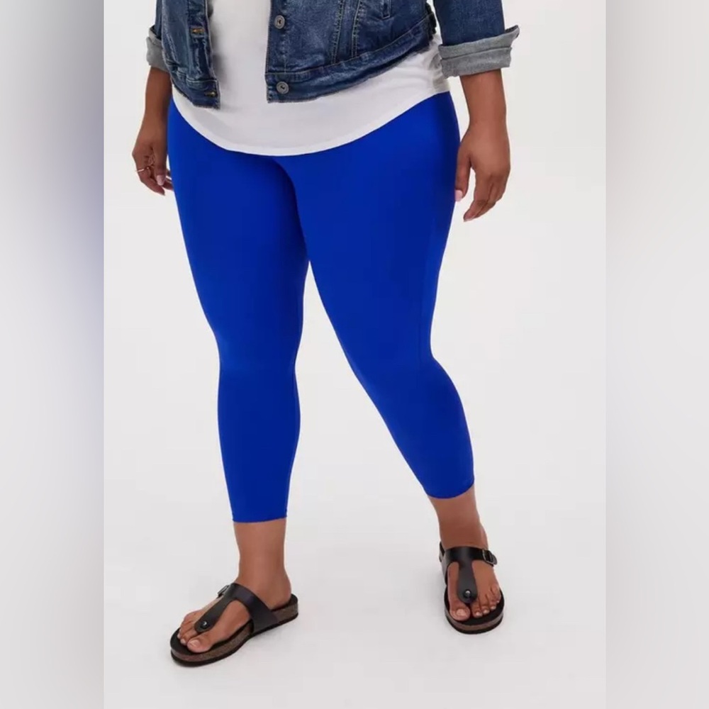 TORRID Crop Signature Waist Liquid Legging Size 2X